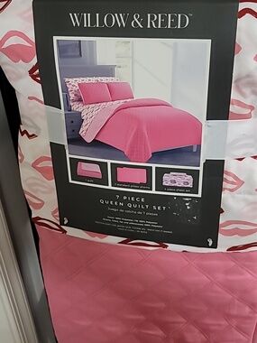 💕💋Pink Queen 7-Piece Quilt Set W/Lips Printed Sheets💋💕